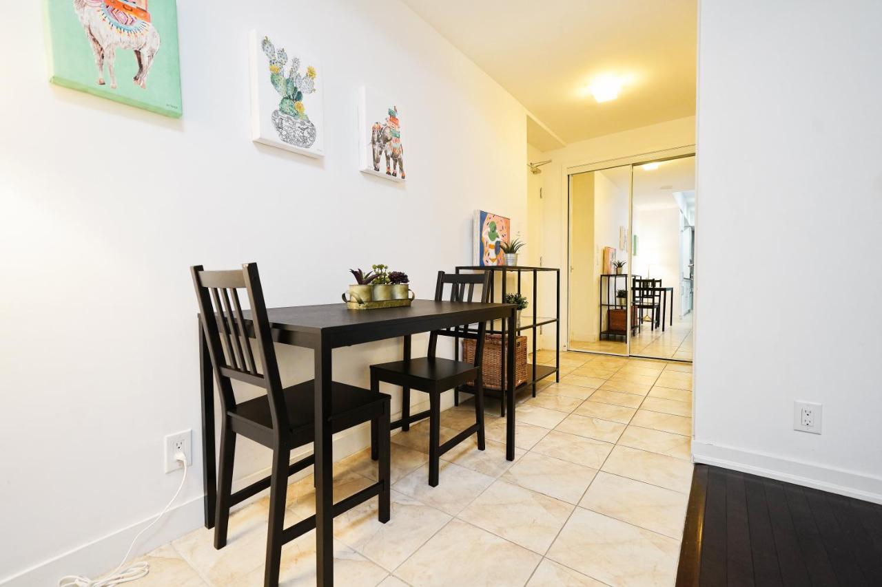 The York Boutique Suites Торонто Екстериор снимка
