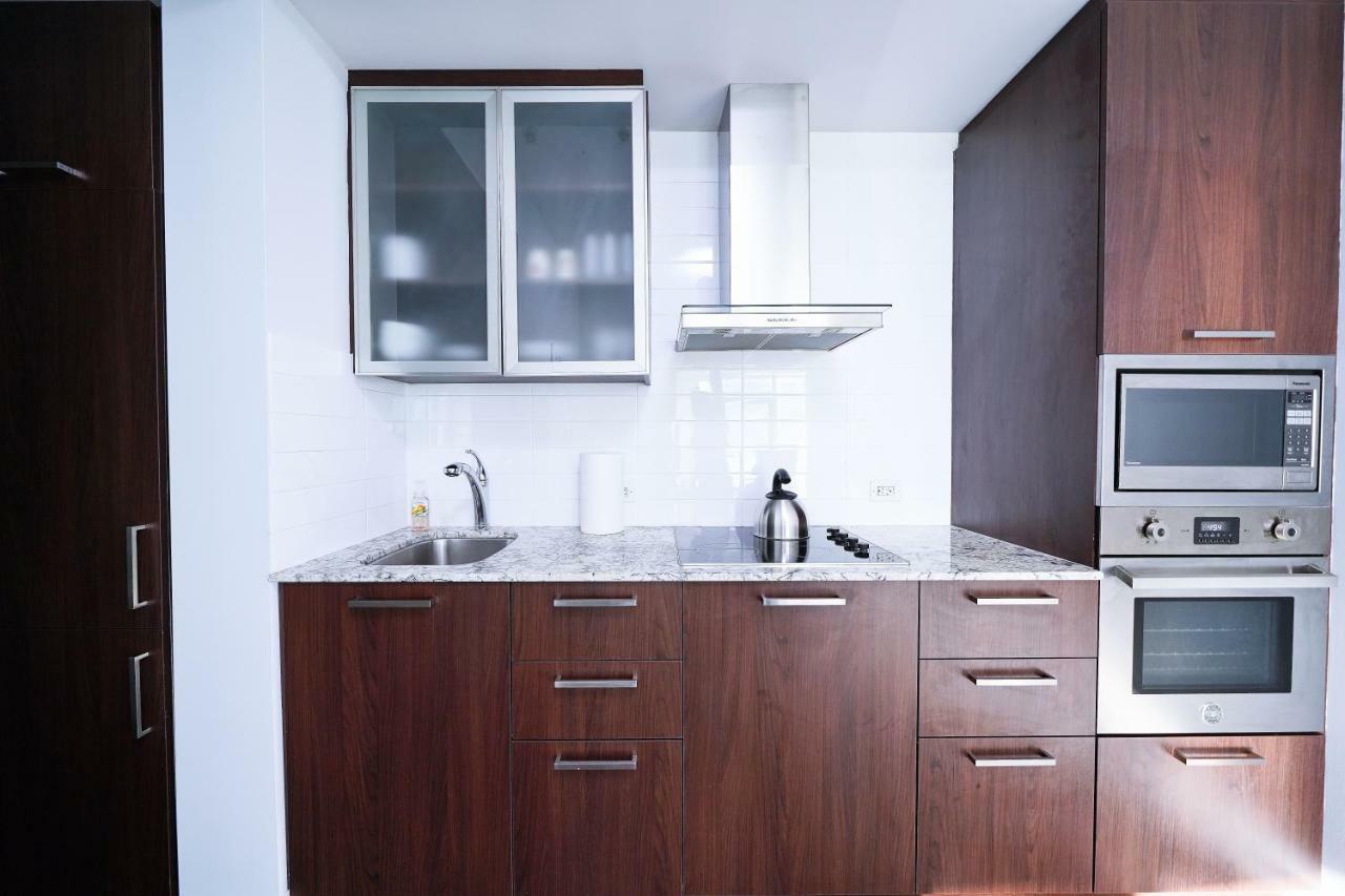 The York Boutique Suites Торонто Екстериор снимка