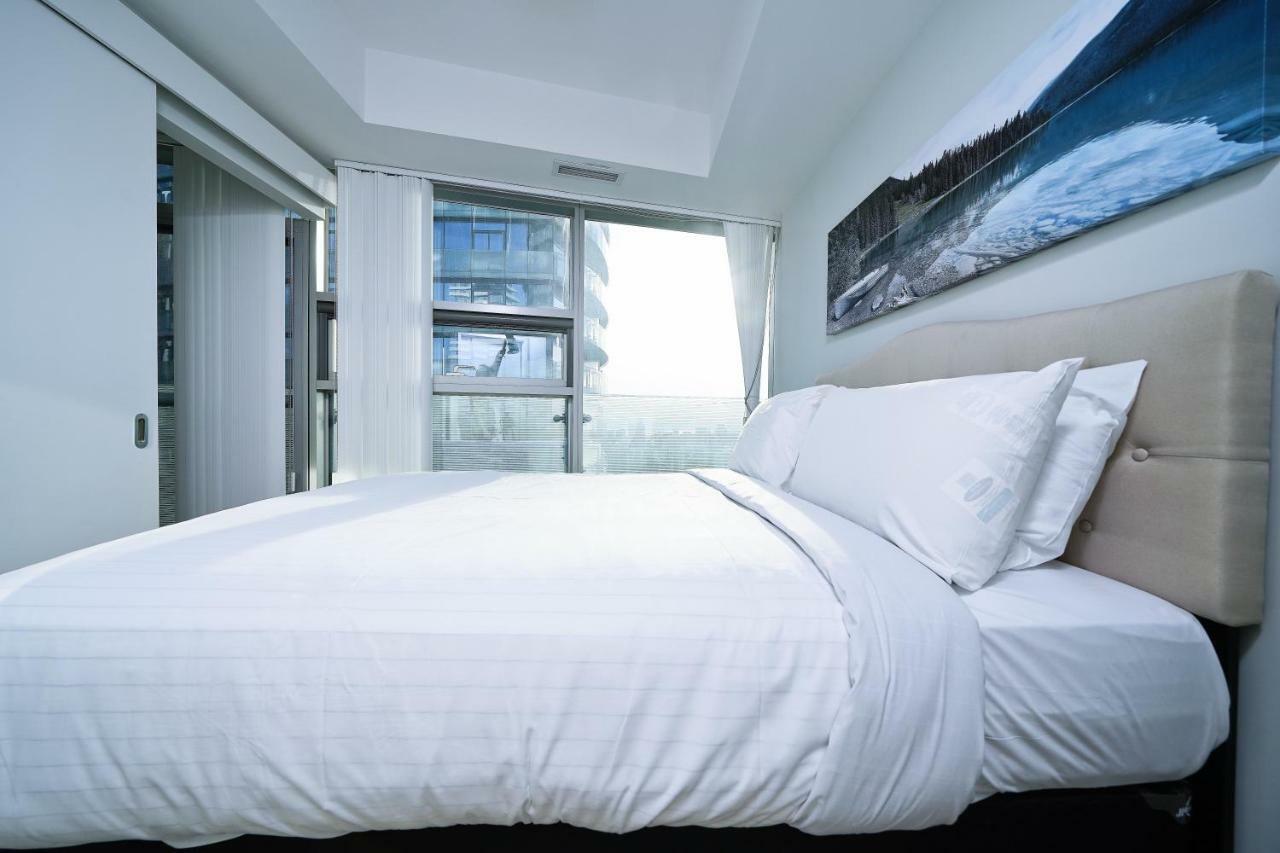 The York Boutique Suites Торонто Екстериор снимка