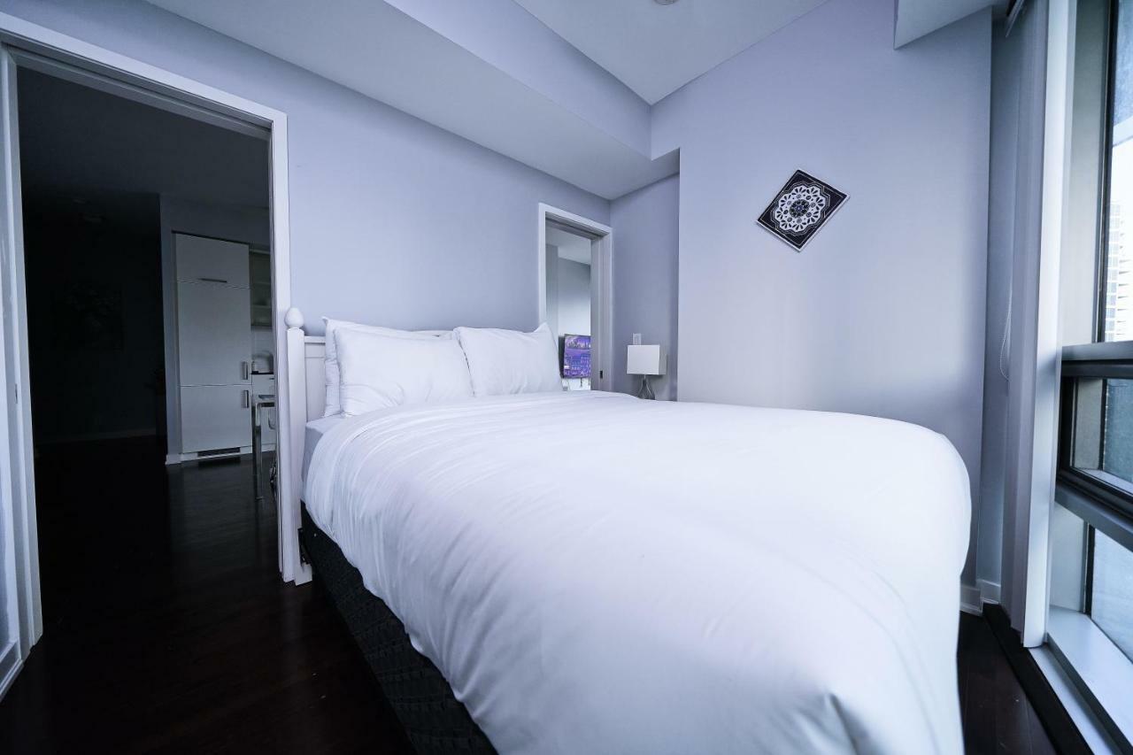 The York Boutique Suites Торонто Екстериор снимка